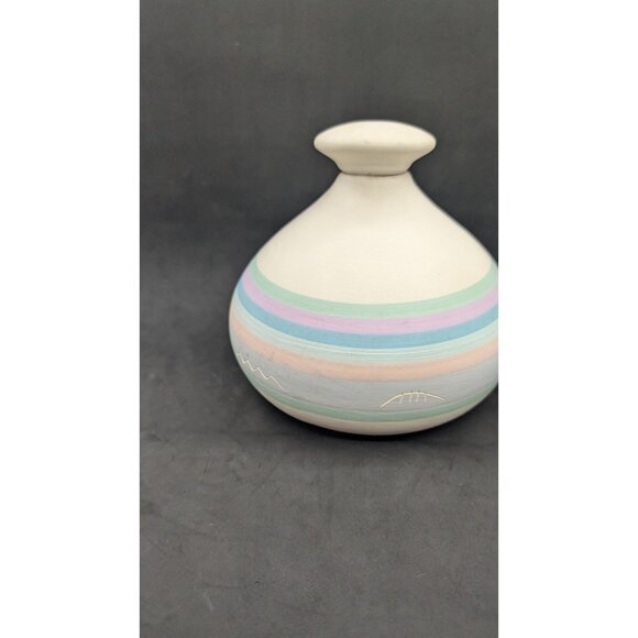 Southwest Etched Pottery lidded Vase pastel color etched signed 5.6" - Picture 2 of 15